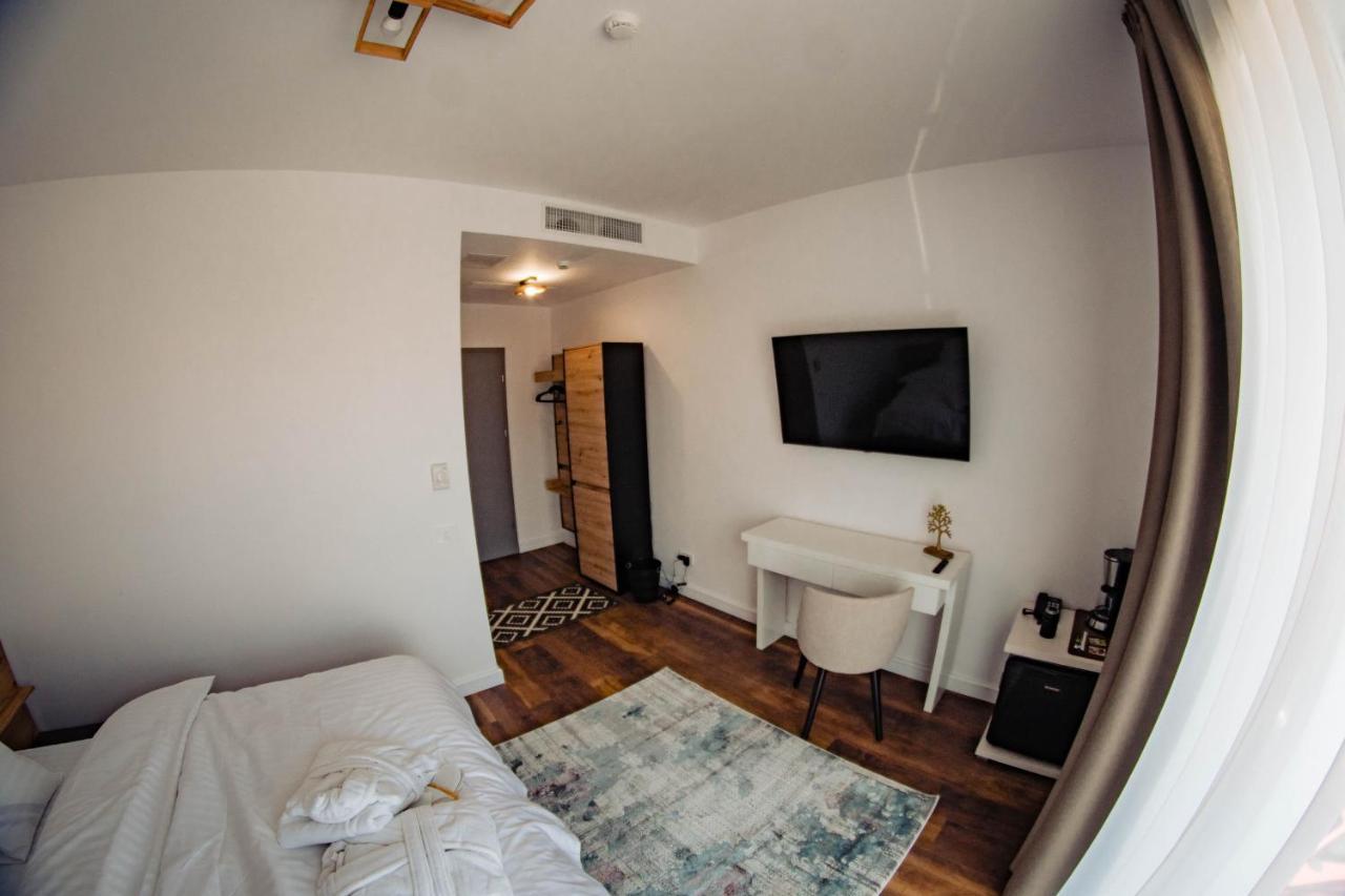 Hotel B4 Oradea Εξωτερικό φωτογραφία